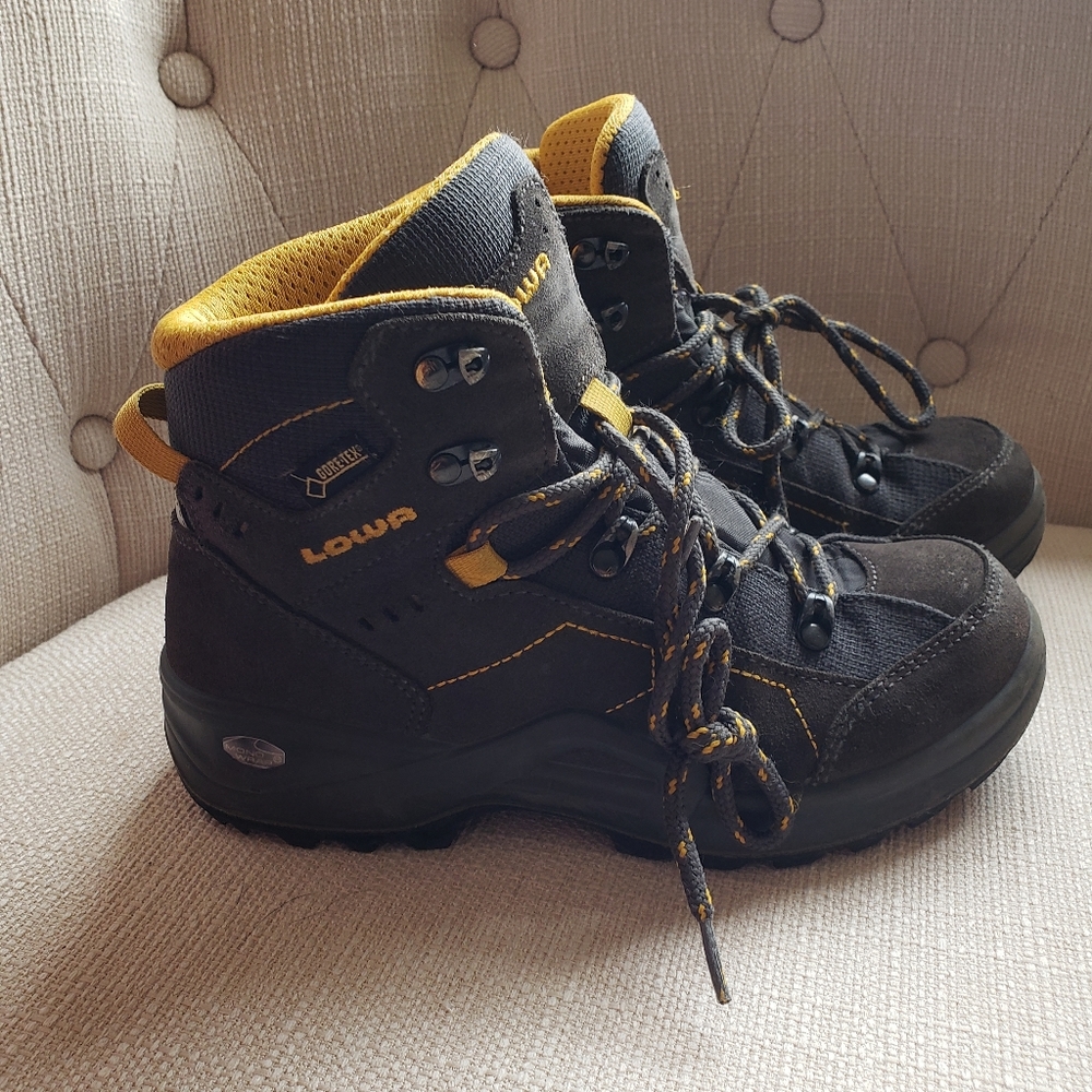 Kids Lowa hiking boots